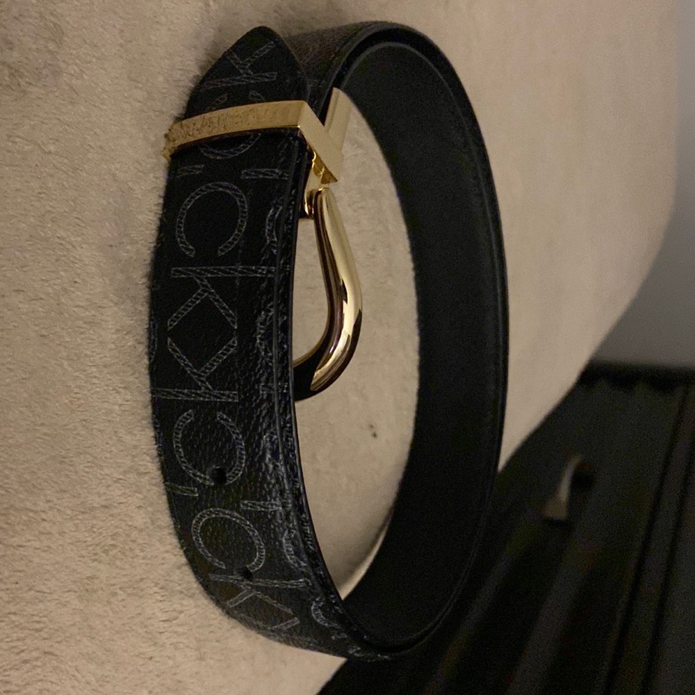 Calvin Klein Leather Women’s Reversible Logo Belt. Very good condition.